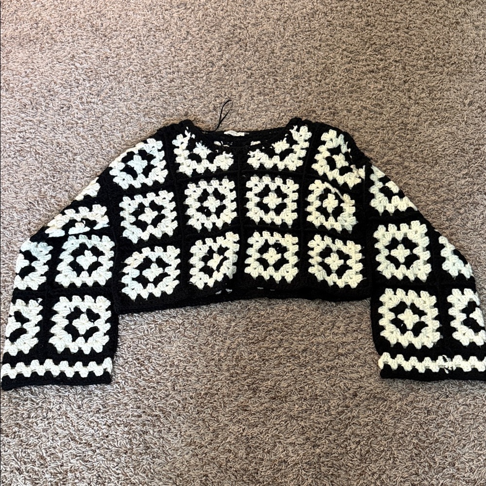 Vestique Black and Cream Crochet Sweater